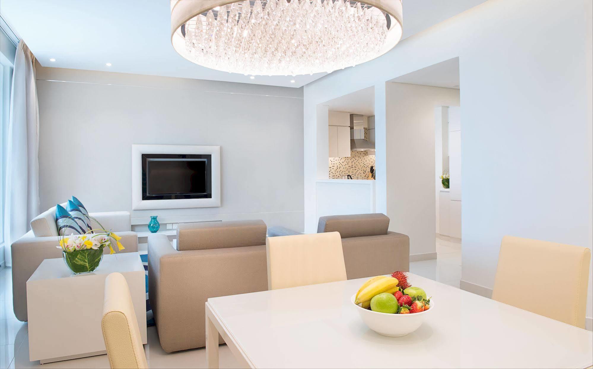 Damac Maison The Vogue Dubai Eksteriør billede A living room with a flat screen television