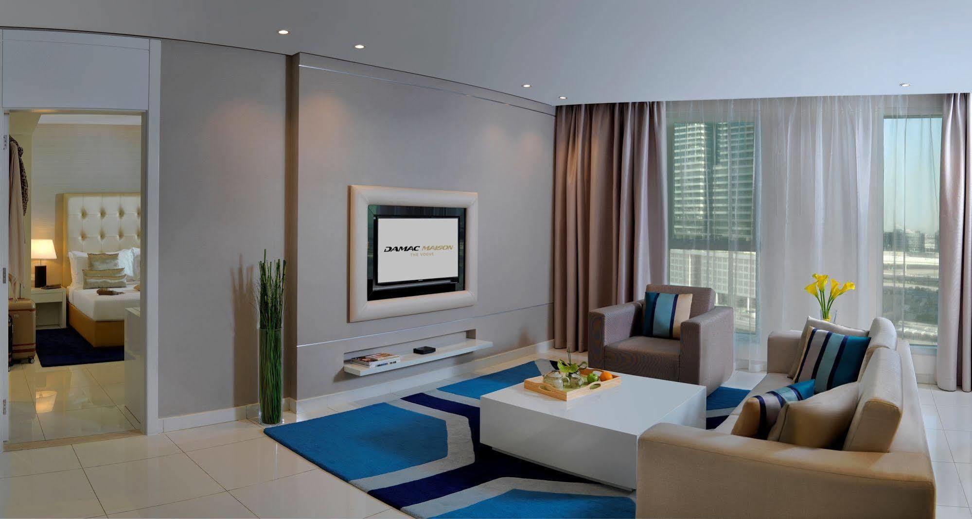 Damac Maison The Vogue Dubai Eksteriør billede A living room with a television