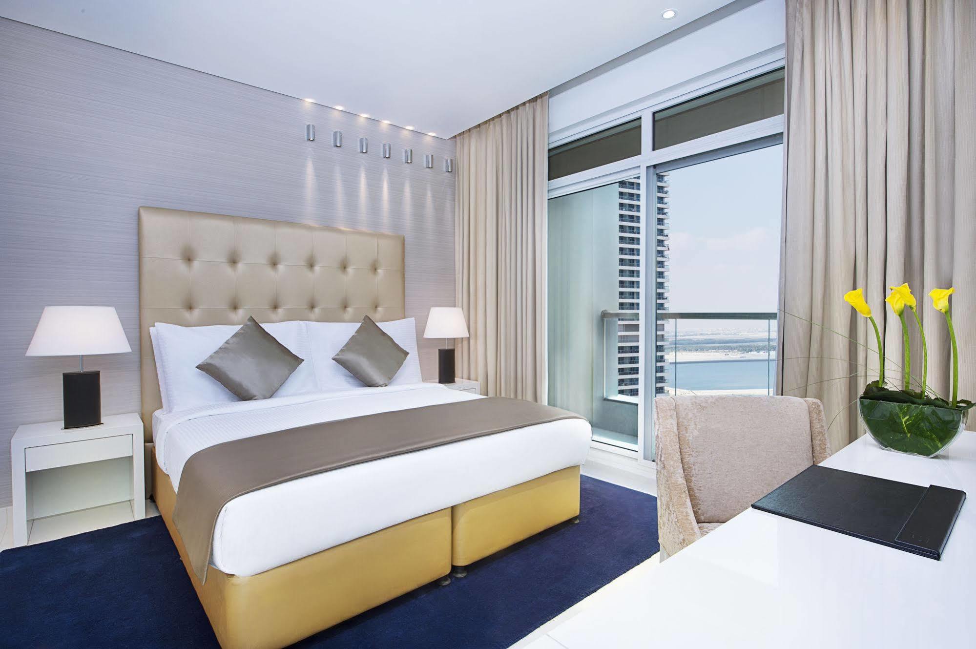 Damac Maison The Vogue Dubai Eksteriør billede A bedroom at the Jumeirah Beach Hotel